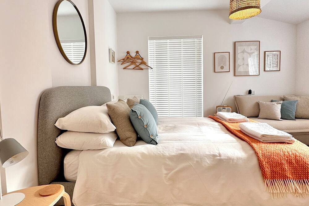 Modern luxury 5* rated kingsize bed guest suite near the sea and close to in Havant, Hampshire