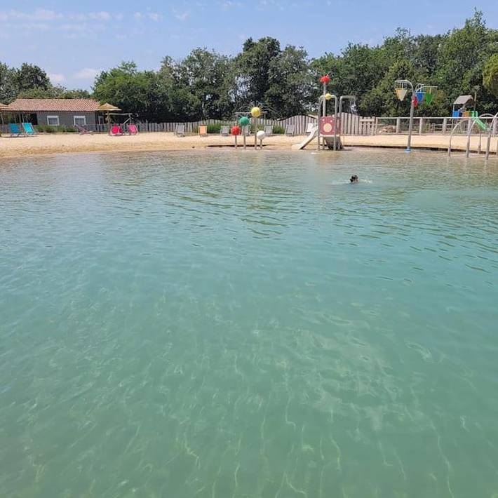 Parc de vacances pour 6 personnes, avec jacuzzi et terrasse ainsi que jardin et piscine à La Chapelle-Hermier - 2