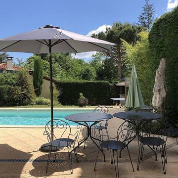 Gîte pour 5 personnes, avec terrasse ainsi que piscine et jardin à Trévoux