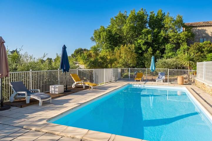 Location de vacances pour 3 personnes, avec Balcon ainsi que Jardin et Piscine à Cardet