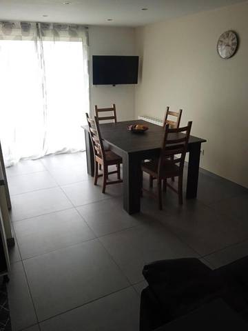 Gîte pour 2 personnes, avec vue et jardin à Jayat