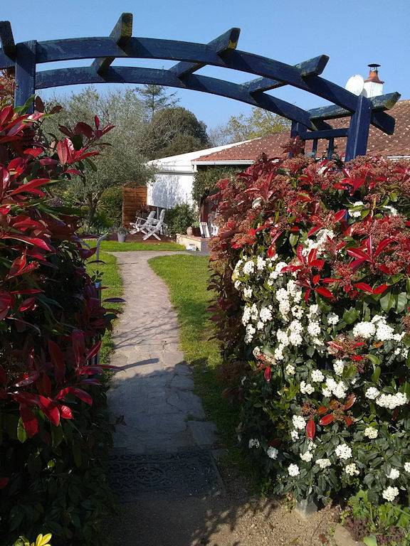 Gîte pour 4 personnes, avec terrasse ainsi que vue sur le lac et jardin