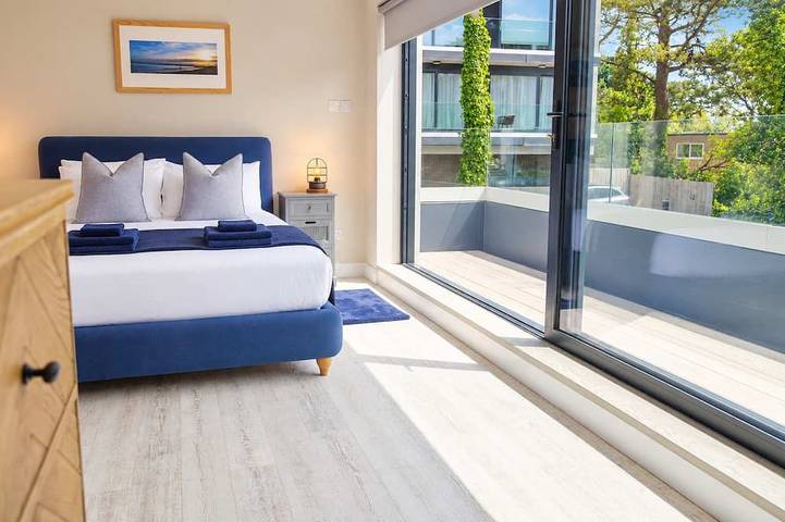 High Tides Elegant 5-Bed Villa & Hot Tub Sandbanks in Sandbanks, Poole