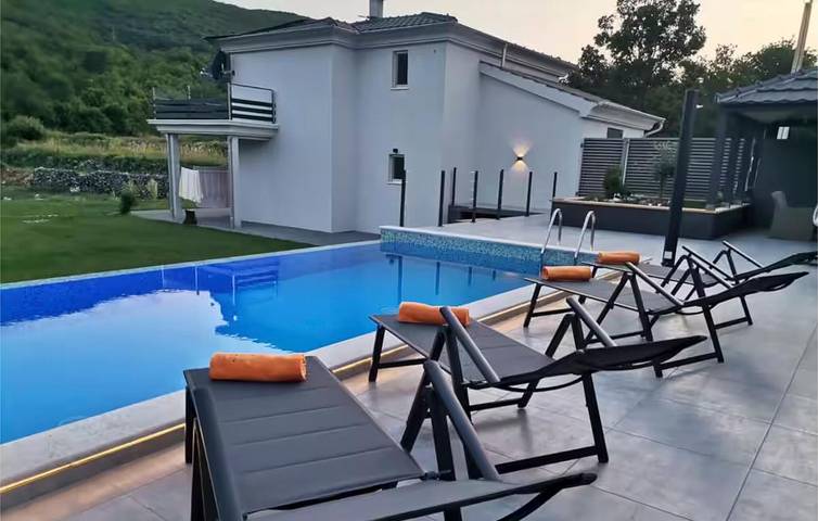 Sonniges Apartment mit Pool und Parkplatz – WLAN inklusive in Makarska Riviera