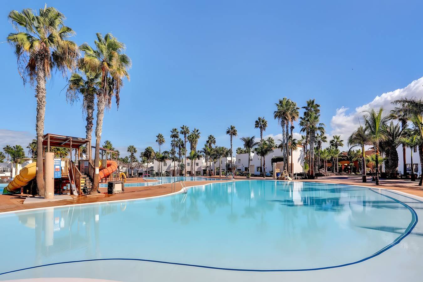 Apartamento entero, Apartamento Vacacional 'Oasis Duna_Sun Fun Pool' con Piscina Compartida, Terraza Privada y Wi-Fi in Corralejo, La Oliva