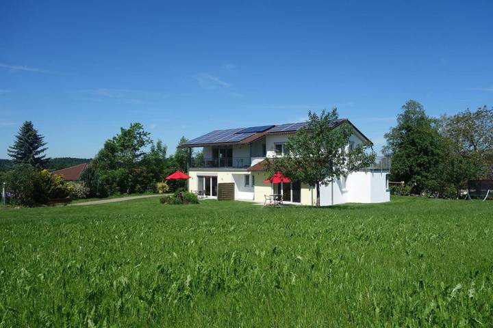 Ferienwohnung für 4 Personen, mit Garten und Balkon in Schlier