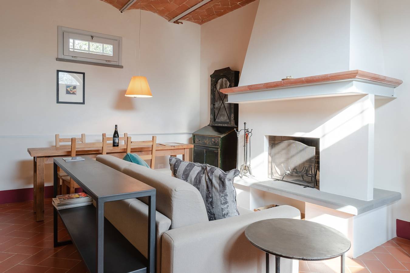Entire apartment, Apartment 'Magazzino 2 Classic' with Shared Pool, Wi-Fi and Air Conditioning in Cortona, Arezzo Province