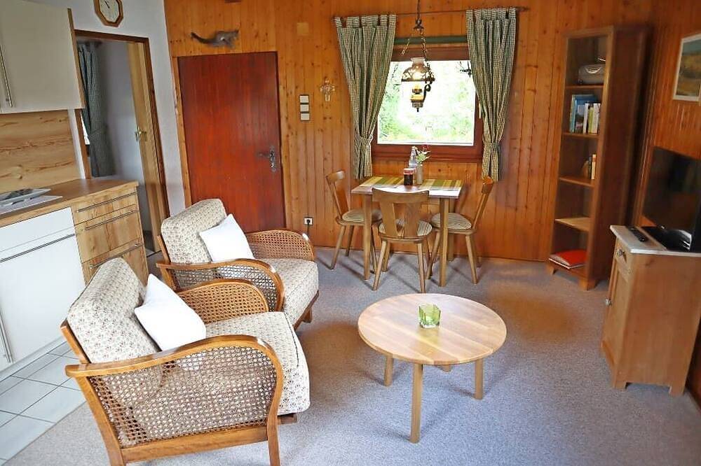 Entire apartment, Casa rústica de madera (37 m2) en el triángulo del spa con terraza. in Bad Griesbach im Rottal, Eastern Bavaria