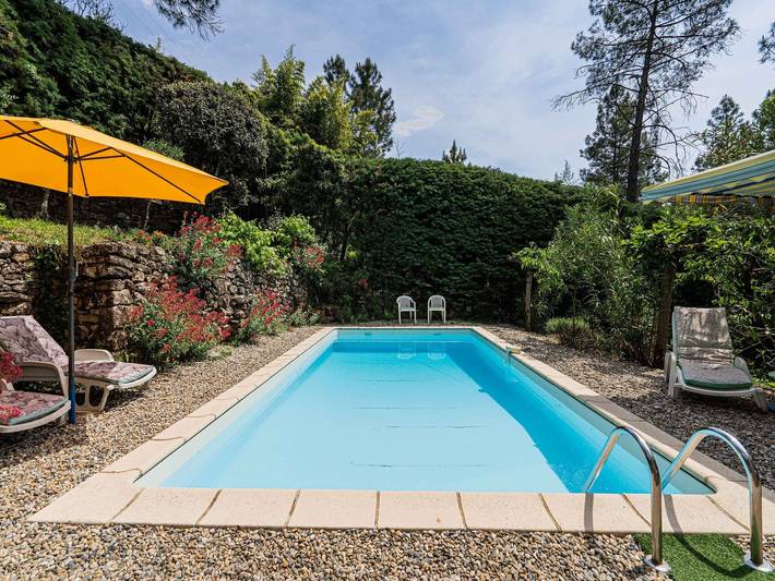 Gîte pour 6 personnes, avec piscine, adapté aux familles à Les Salelles