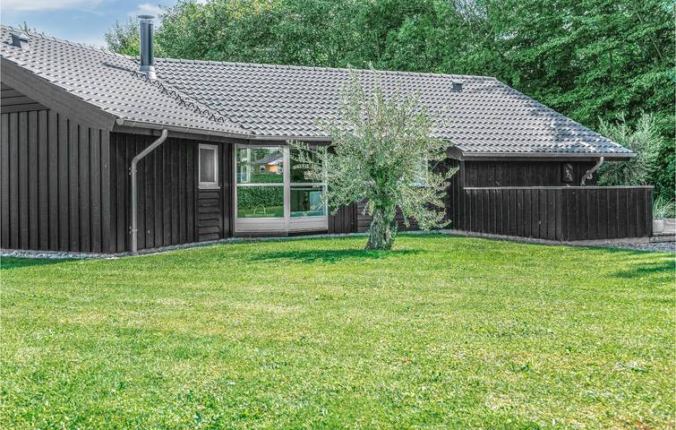 Ferieudlejning for 6 personer, med terrasse og jacuzzi såvel som have og sauna i Mommark