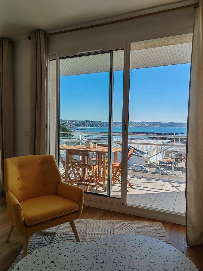 Gîte pour 2 personnes, avec sauna et piscine ainsi que terrasse et vue dans Office De Tourisme De Plougonvelin - 3