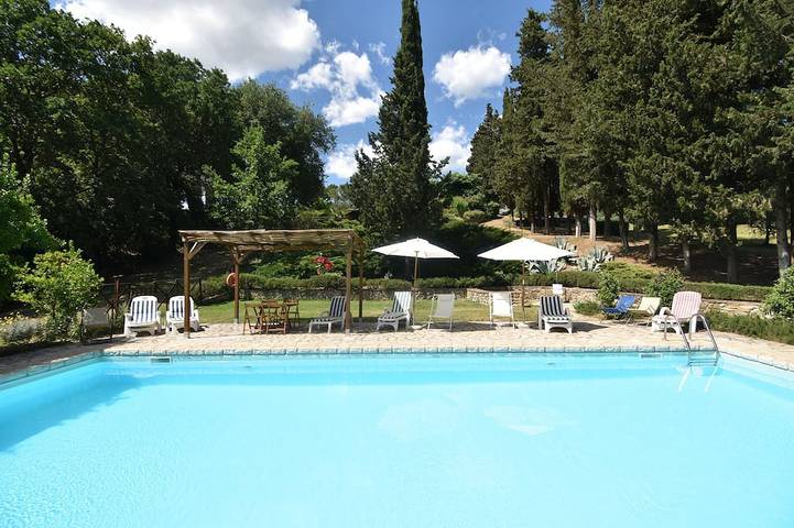 Agriturismo per 4 persone, con giardino e piscina in Monteriggioni