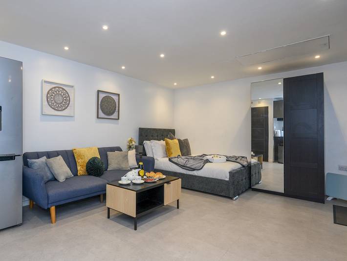 Glamping for 3 people, with garden in West Yorkshire