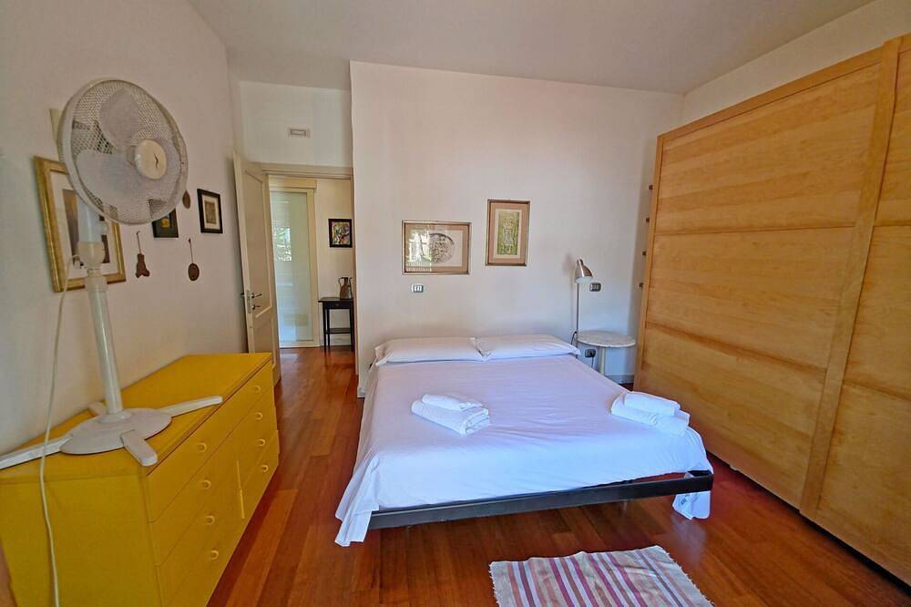 Splendida villa indipendente con Wifi, Tv, terrazza e parcheggio, vicino Forte Dei Marmi in Marina di Massa, Massa