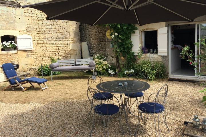 Gîte pour 4 personnes, avec Piscine à Virollet