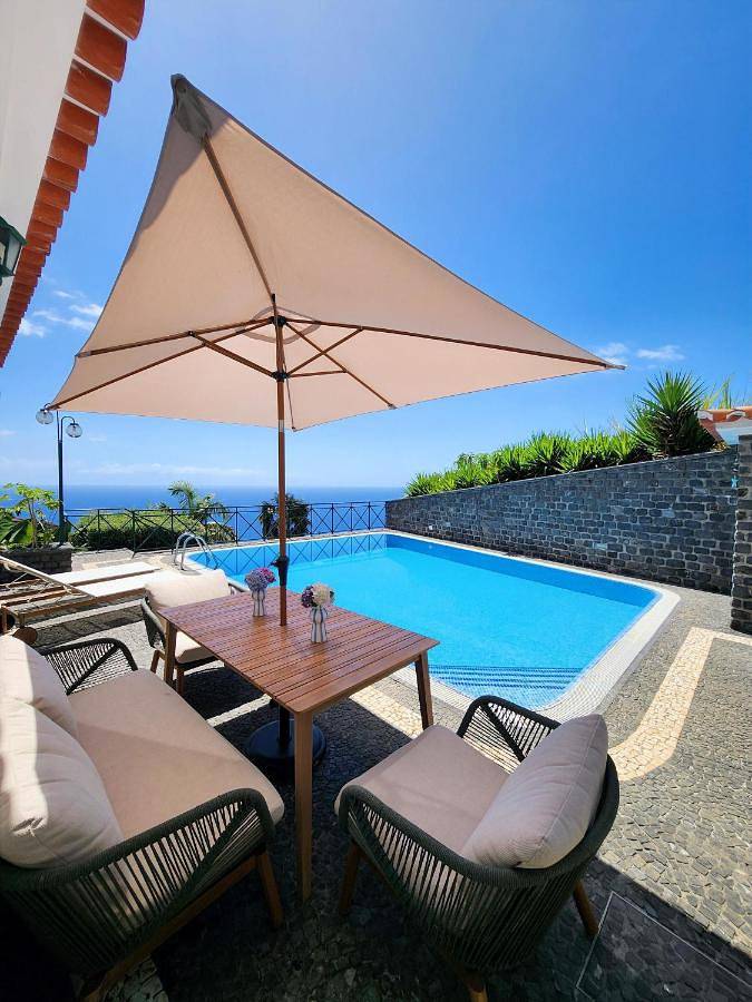 Villa para 6 pessoas, com vista e piscina e ainda jardim em Calheta