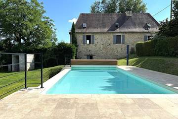Gîte pour 7 personnes, avec terrasse ainsi que jardin et jacuzzi à Saint-Aubin-de-Nabirat