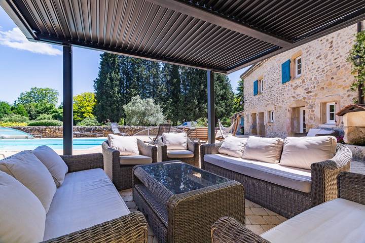 Magnanería renovada en finca arbolada de 20.000 m² in Charmes-sur-Rhône, Privas (distrito)