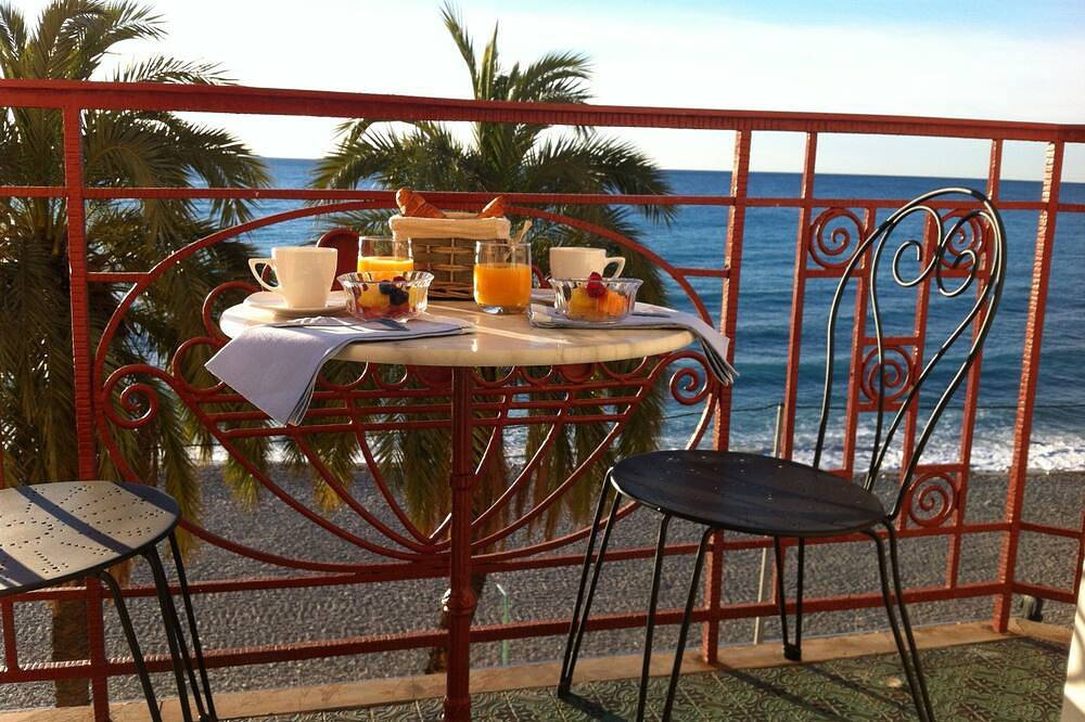 Ganze Wohnung, Blue Riviera: a splendid beachfront 1-bedroom apt w/stunning view in Menton, Mittelmeerküste (Frankreich)