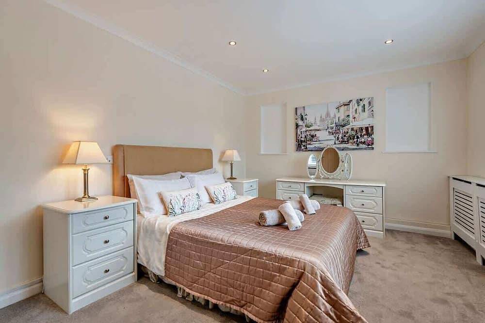 Oakwood Stylish 4-Bedroom Holiday Bungalow in Christchurch, Dorset