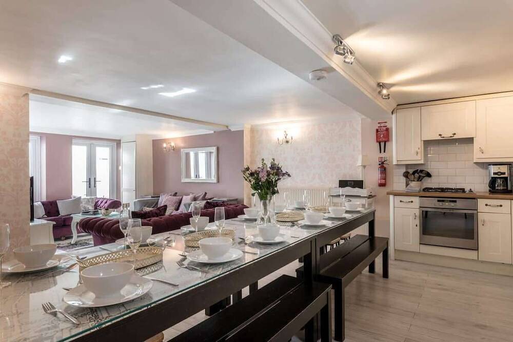 Little Paris: 4 Schlafzimmer, Schlafmöglichkeiten für 20, Parkplatz, Terrasse, kurzer Fußweg zum Strand, WLAN in Brighton, Sussex
