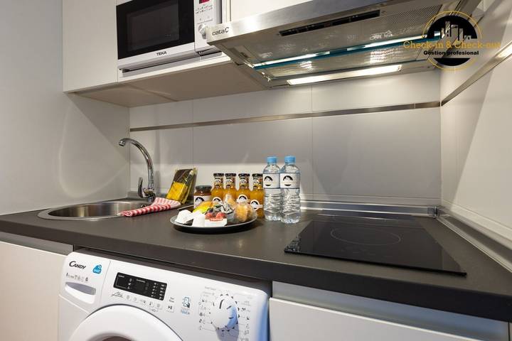 Entire apartment, Apartment 'La Rosaleda' with Balcony, Wi-Fi and Air Conditioning in Málaga Central District, Malaga