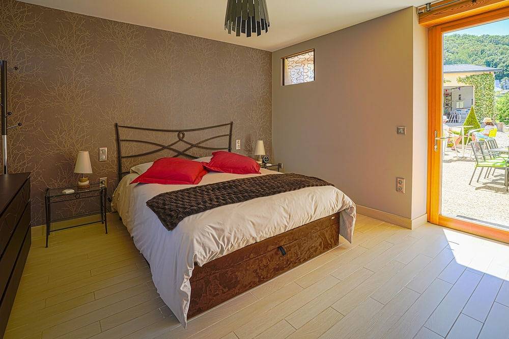 5-star villa with heated pool and panoramic view Gîte Exception Aveyron in Sainte-Eulalie-d'Olt, Massif Central