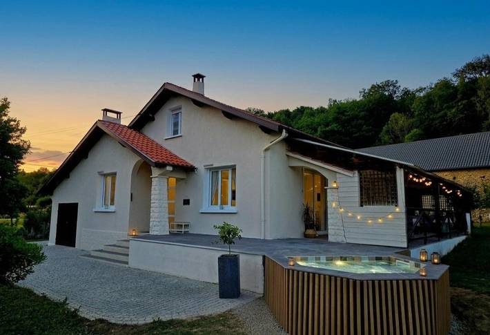 Location de vacances pour 8 personnes, avec piscine ainsi que jardin et vue à Espoey - 2
