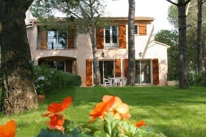 Maison d’hôte pour 2 personnes, avec piscine ainsi que jardin et jacuzzi à Roquebrune-sur-Argens