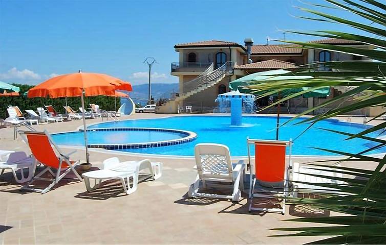 Appartement de vacances entier, Appartement avec vue sur la mer, piscine, lave-linge et parking - à 2 km de la plage in Briatico, Province de Vibo Valentia