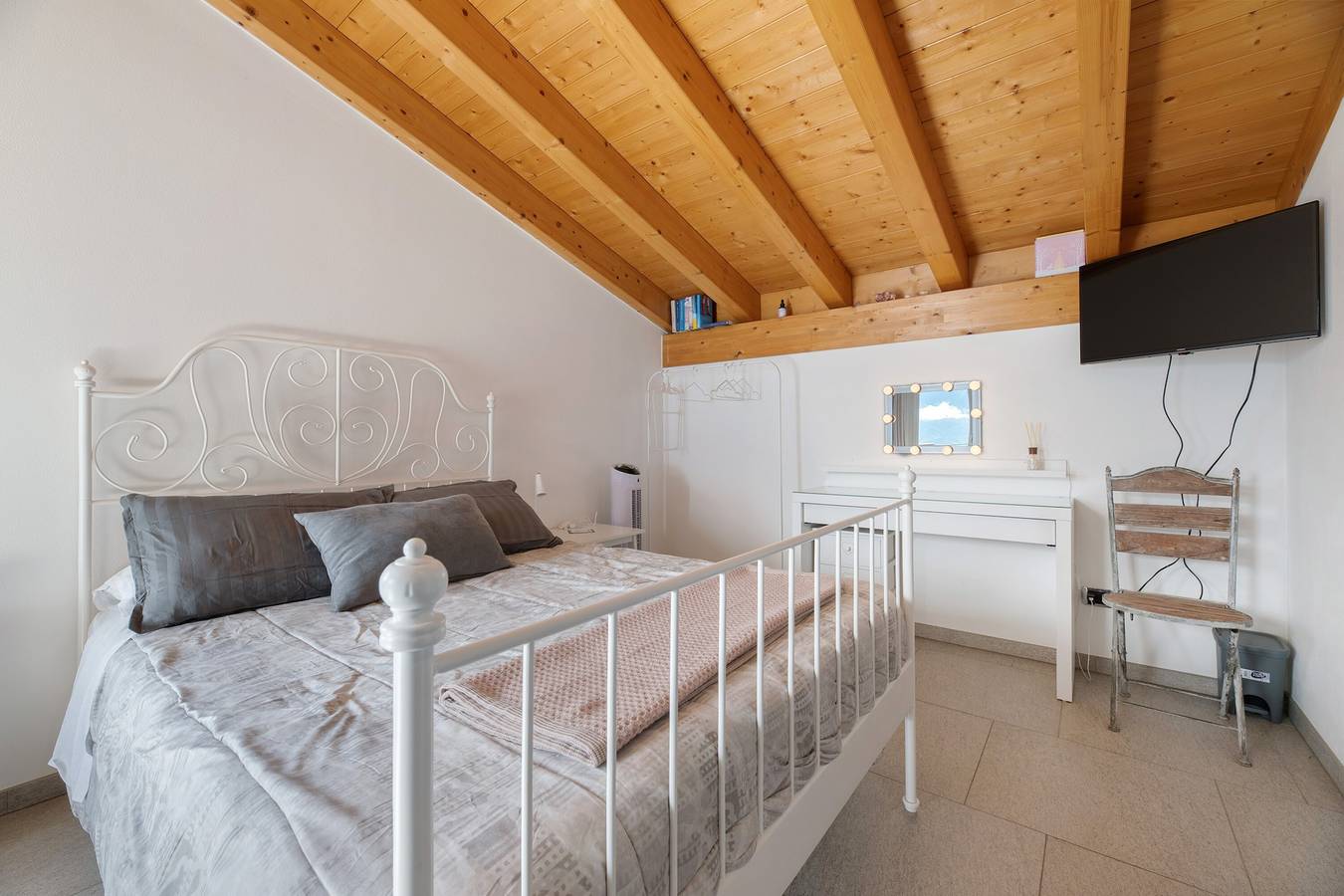 Vakantiehuis 'Il Nido Del Colibrì' met uitzicht op het meer, privéterras en Wi-Fi, foto 6