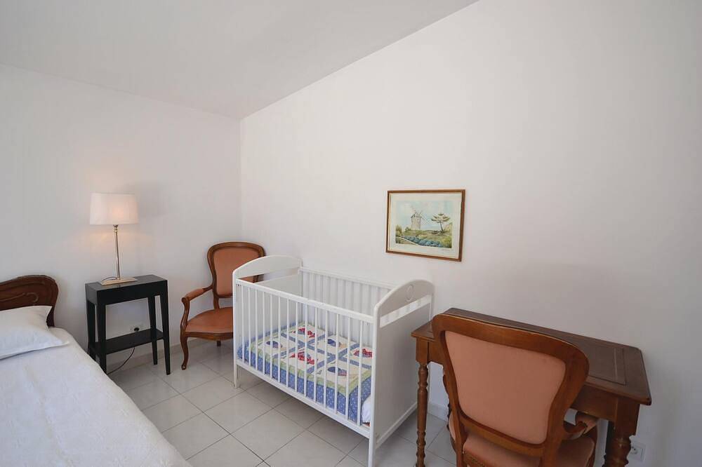 Awesome home in Joucas with kitchen in Joucas, Parc naturel régional du Luberon