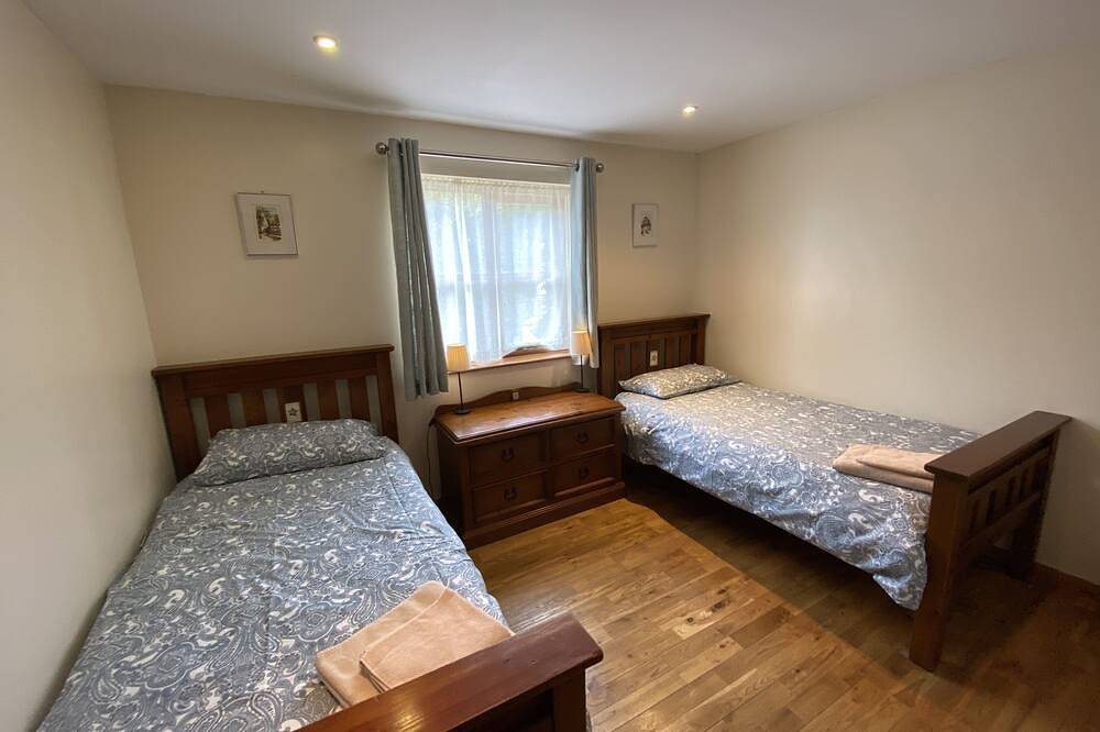 Beech - 2 bedroom lakefront cottage with fishing, indoor pool & hot tub in Cornwall