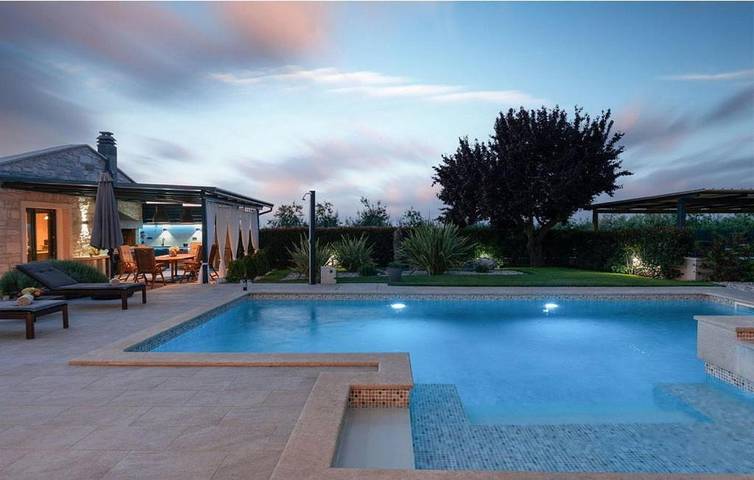 Location de vacances pour 10 personnes, avec Balcon et Jacuzzi ainsi que Terrasse et Jardin à San Cataldo