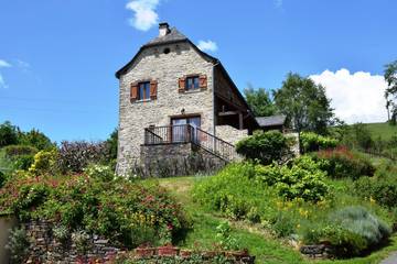 Gîte pour 6 personnes, avec jardin ainsi que piscine et terrasse dans Conques-en-Rouergue