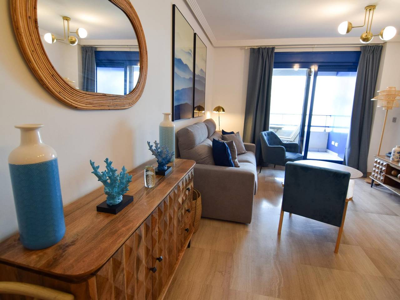 Apartamento vacacional entero, Fabuloso apartamento de 2 habitaciones en primera línea de playa in Playa de la Misericordia, Málaga