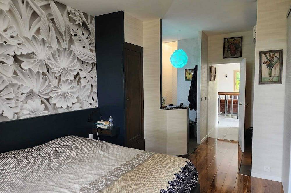 Les Trois Grottes, piscine extérieure chauffée toute l'année, 7 chambres. in Longueval-Barbonval, Les Septvallons