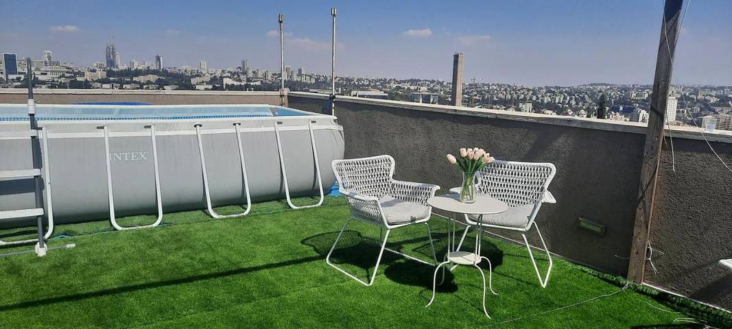 Location de vacances pour 2 personnes, avec vue ainsi que piscine et terrasse à Jérusalem - 4