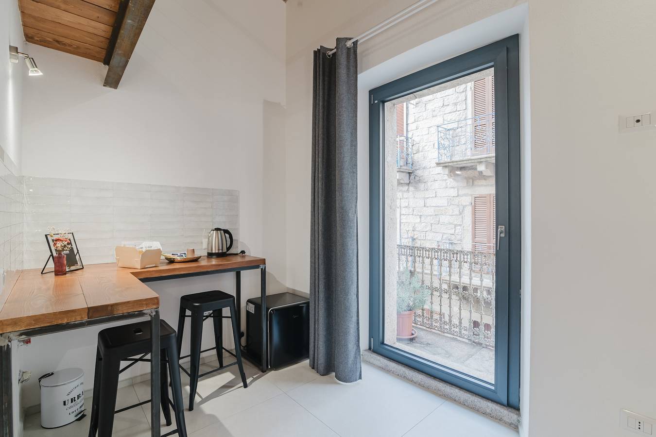 Spacious Double Room with Balcony Overlooking the Main Street and Square, Air Conditioning in Calangianus, Olbia-Tempio