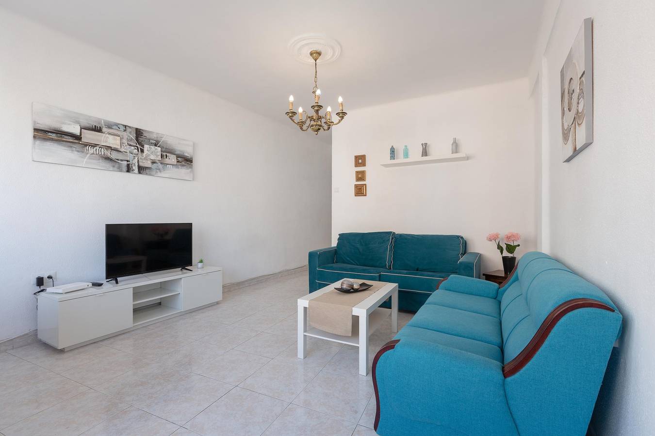 Entire apartment, Central Apartment in Malaga with Balcony & Wi-Fi in Cruz De Humilladero, Malaga