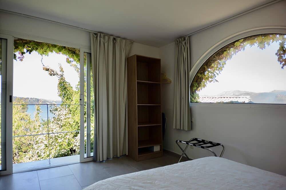 Entire apartment, Apartment/ flat - 2 rooms - 4/5 persons in Saint-Florent, Calvi region