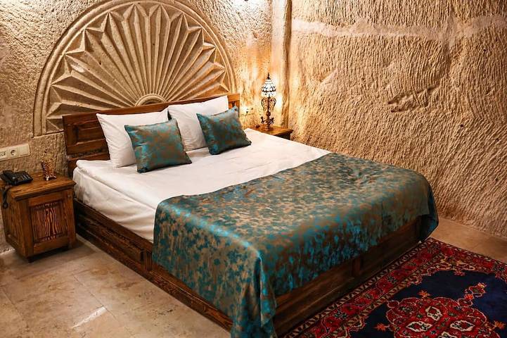 Historic Cave Home Facing Majestic Ortahisar Castle in Ortahisar, Göreme Nationalpark
