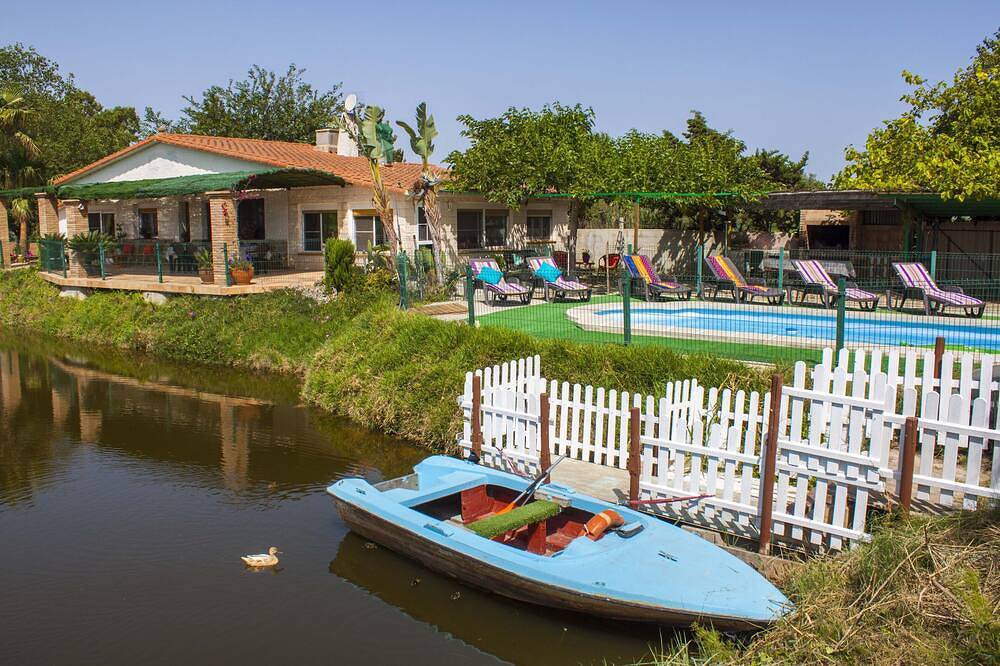Huisje met prive zwembad, gratis wifi, speeltuin, 1,8 km van het strand in Terres de l'Ebre, Delta van de Ebro