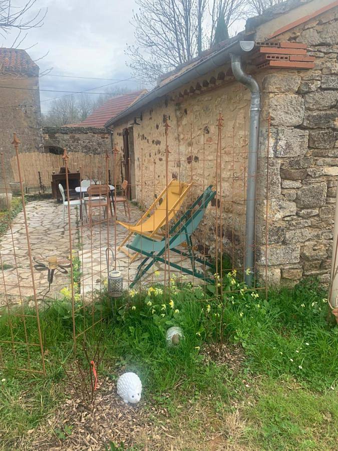 Location de vacances pour 3 personnes, avec jardin ainsi que piscine et vue à Sauveterre-la-Lémance - 3