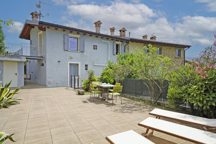 Location de vacances pour 4 personnes, avec vue sur le lac et balcon ainsi que vue et jardin à Gargnano