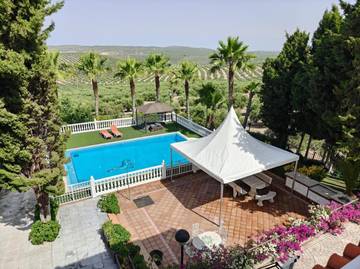 Location de vacances pour 12 personnes, avec jardin ainsi que piscine et vue à Alcaudete