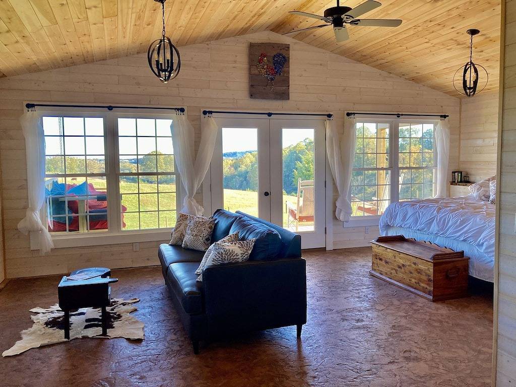 One room cabin set on our farm for a peaceful getaway. in Union Hall, Smith Mountain Lake