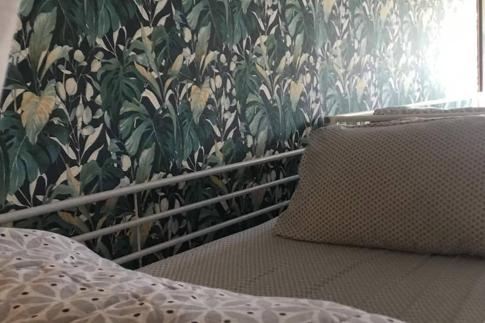 Entire apartment, Parisian dorm shared room  [ Just for sleep daily from 20h to 10h ] in Bobigny, Seine-Saint-Denis
