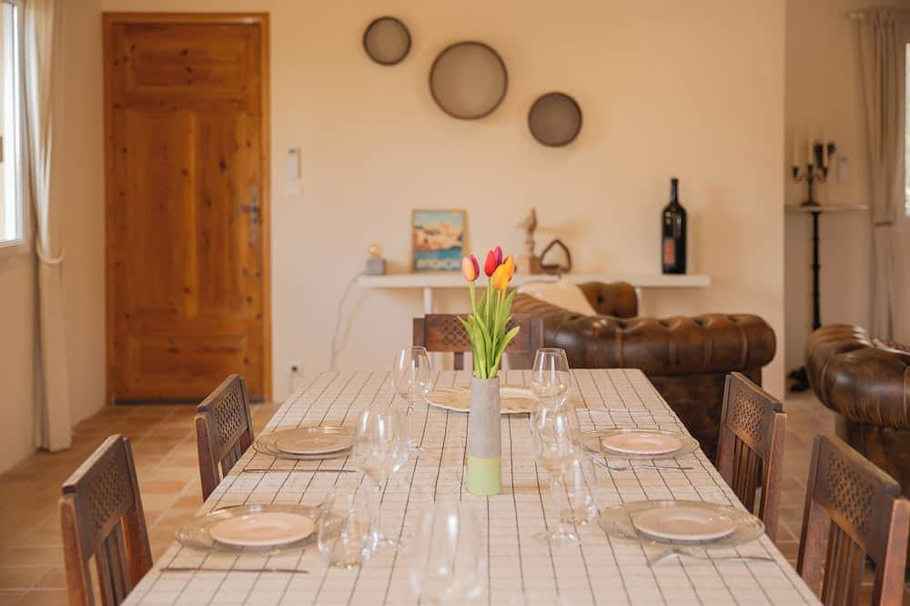 Woodpigeons at Le Barroux. An ideal holiday home for discovering Provence in Le Barroux, Parc naturel régional du Mont-Ventoux