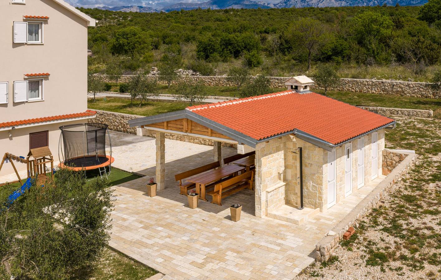 Reizendes Apartment am Pool mit Terrasse in der Nähe des Stadtzentrums von Posedarje in Posedarje, Zadar